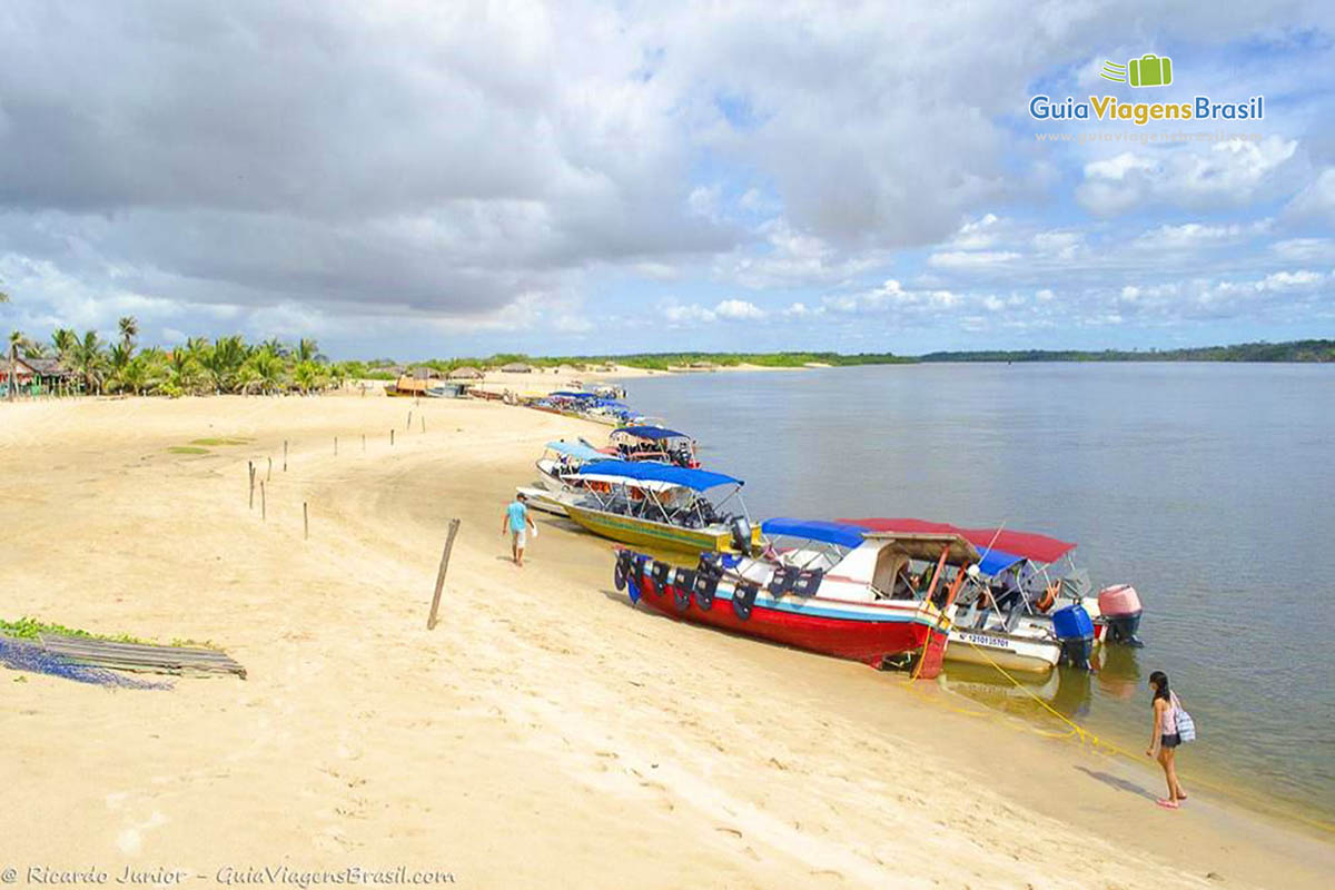 Imagem de uma lancha parada nas areias do Maranhão.