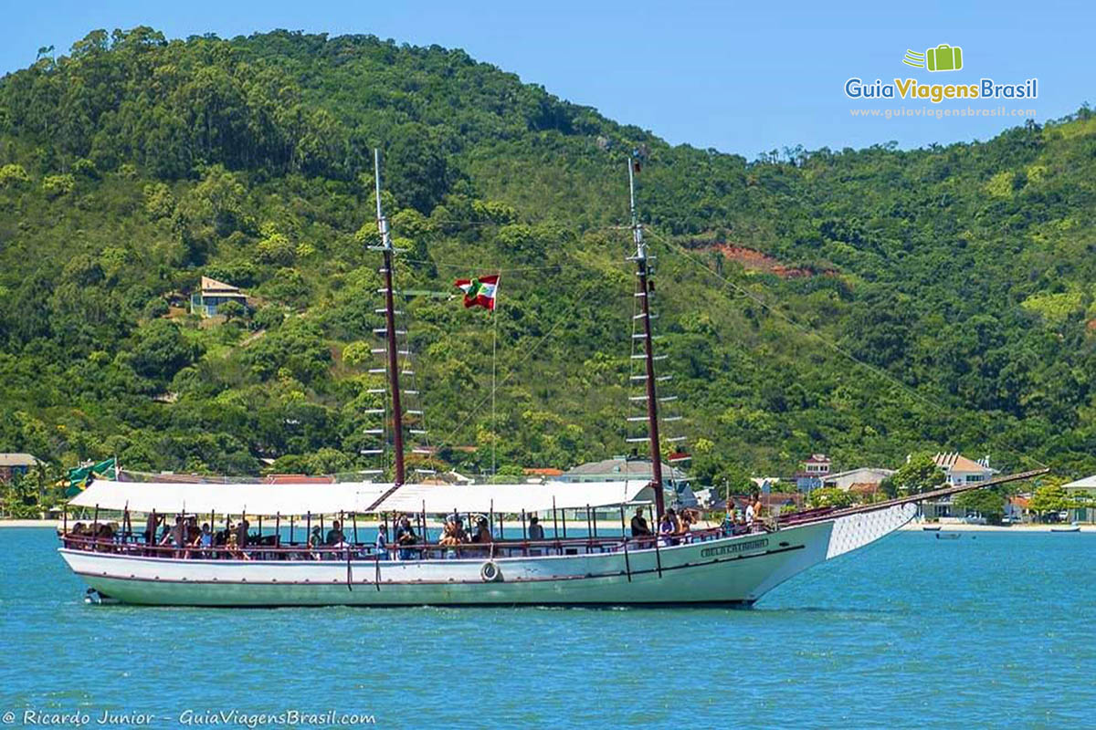 Imagem de barco de passeio que leva turistas para Ilha Porto Belo.