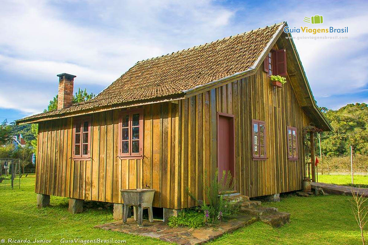 Imagem de casa de madeira em Canelas.