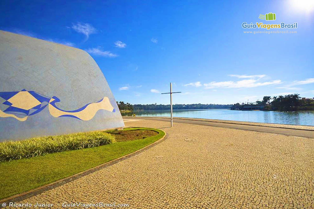 Imagem da lateral da igreja do crucifixo e ao fundo a lagoa.