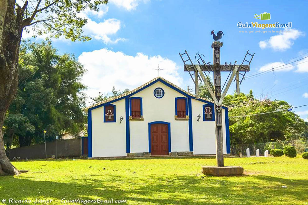 Imagem da Igreja de São Francisco de Paula com um crucifixo arrojado na frente de sua fachada.