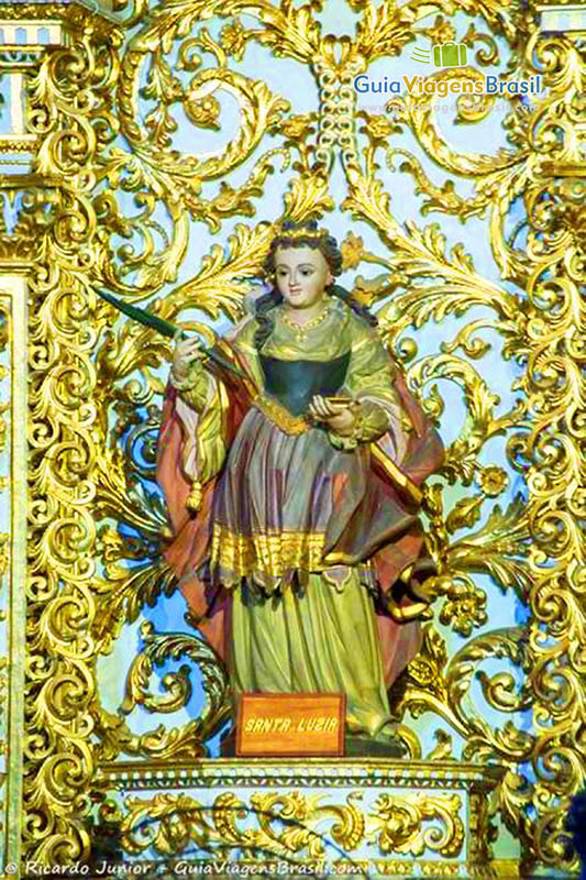 Imagem de santo e detalhes de dourado ouro em todo seu altar, no Pelourinho