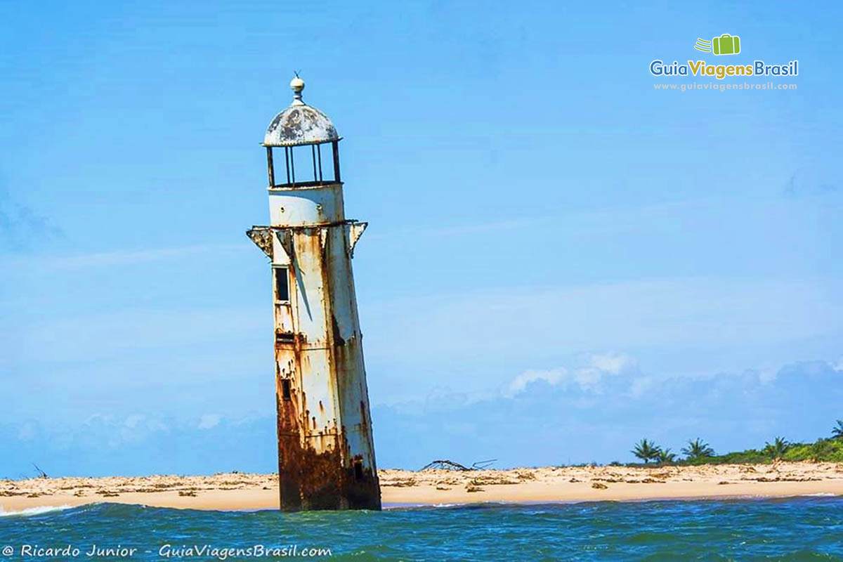 Imagem do Farol desativado, que dá um toque especial na Praia Foz Rio São Francisco, em Alagoas, Brasil.