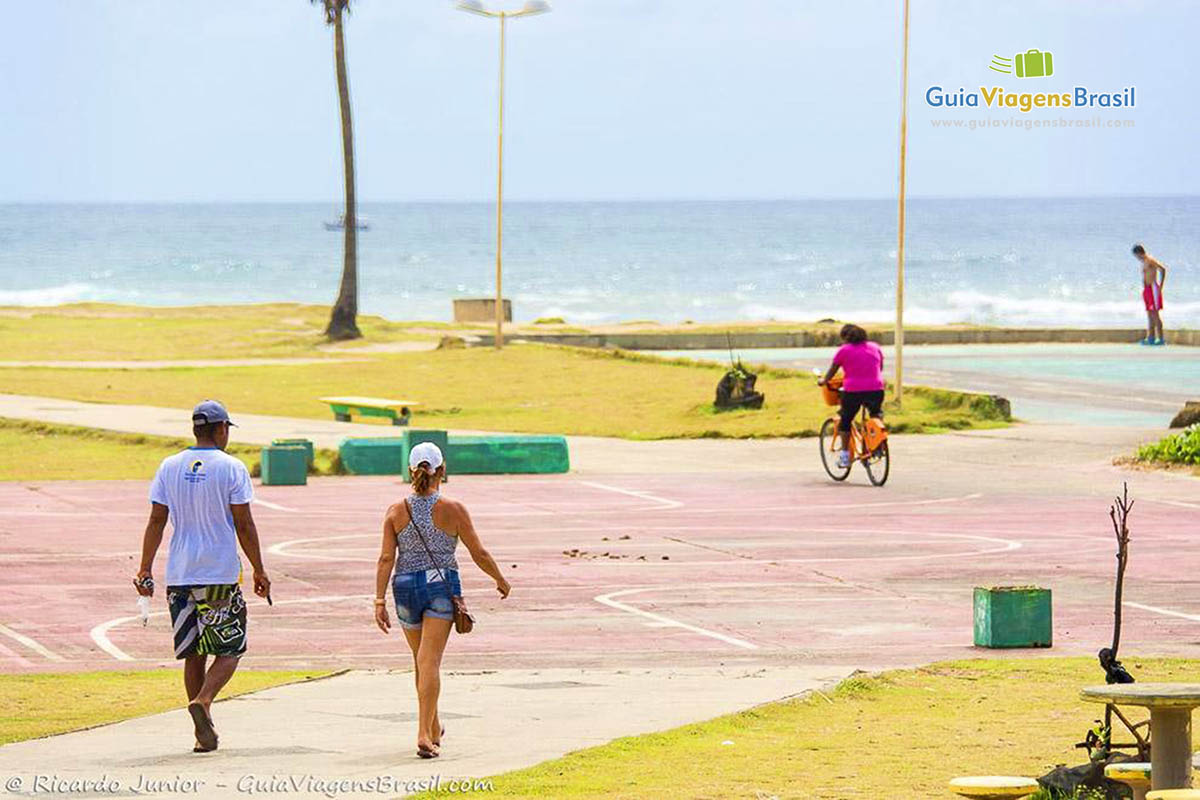 Imagem de moradores se exercitando na Praia de Pituba.