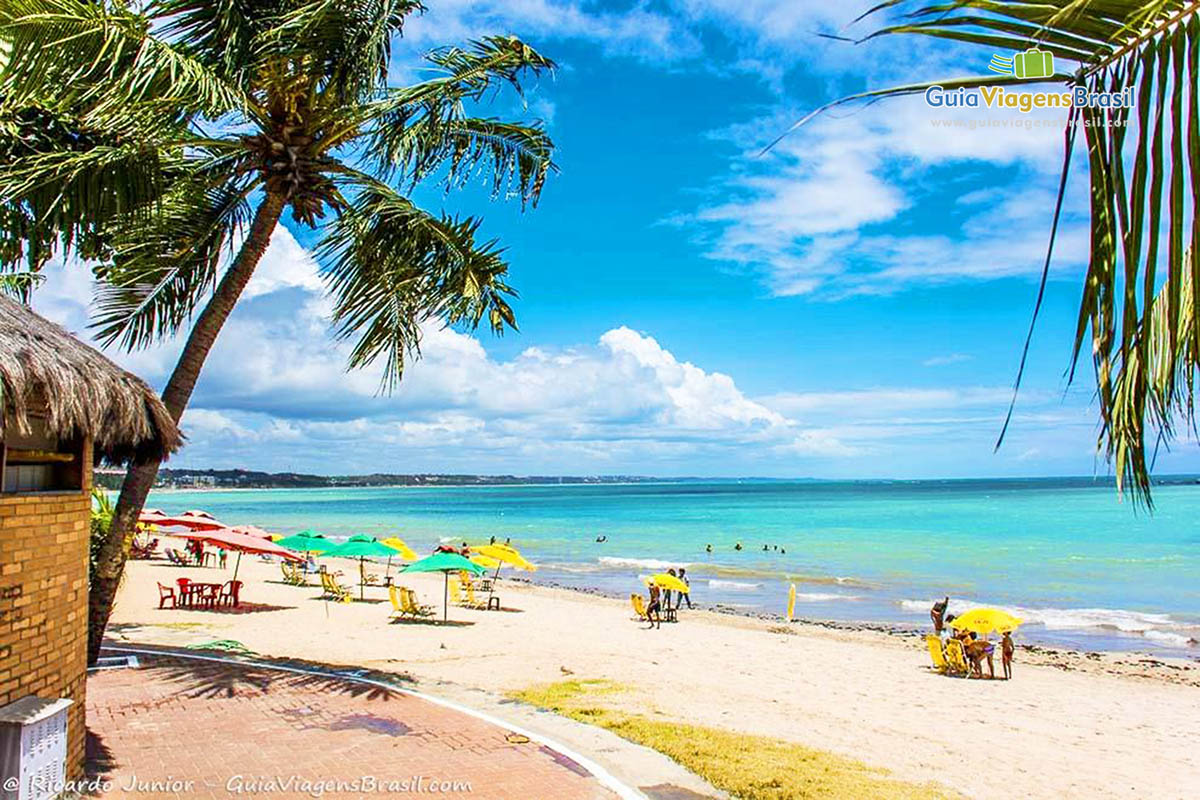 Imagem da entrada da Praia de Ponta Verde, em Maceió, Alagoas, Brasil.