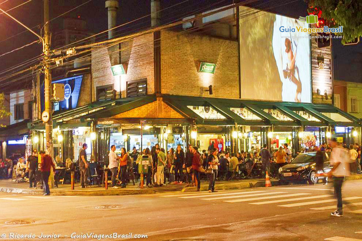 Imagem de um bar movimentado na Vila Madalena, em São Paulo.