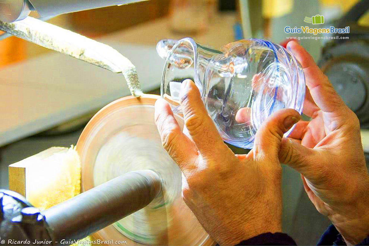 Imagem de uma jarra sendo terminada na fábrica de cristais.