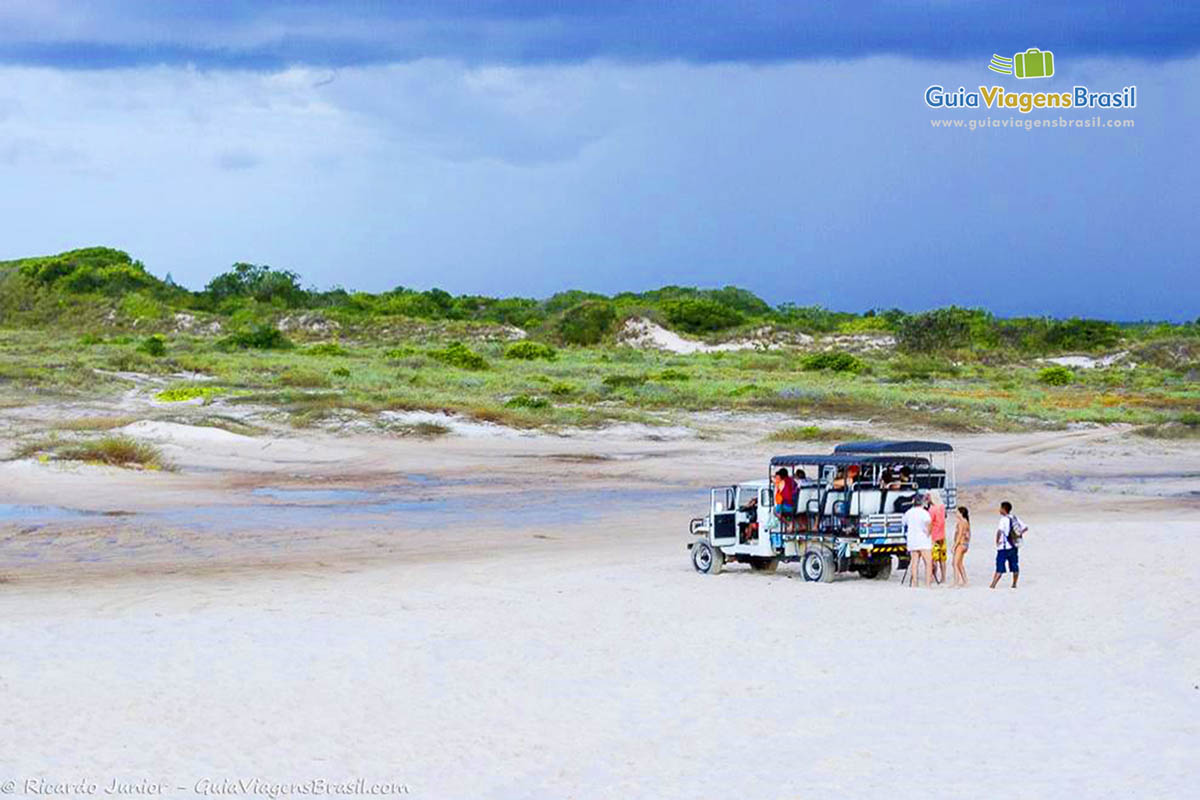 Imagem do jipe com turistas nas dunas da Lagoa Azul.