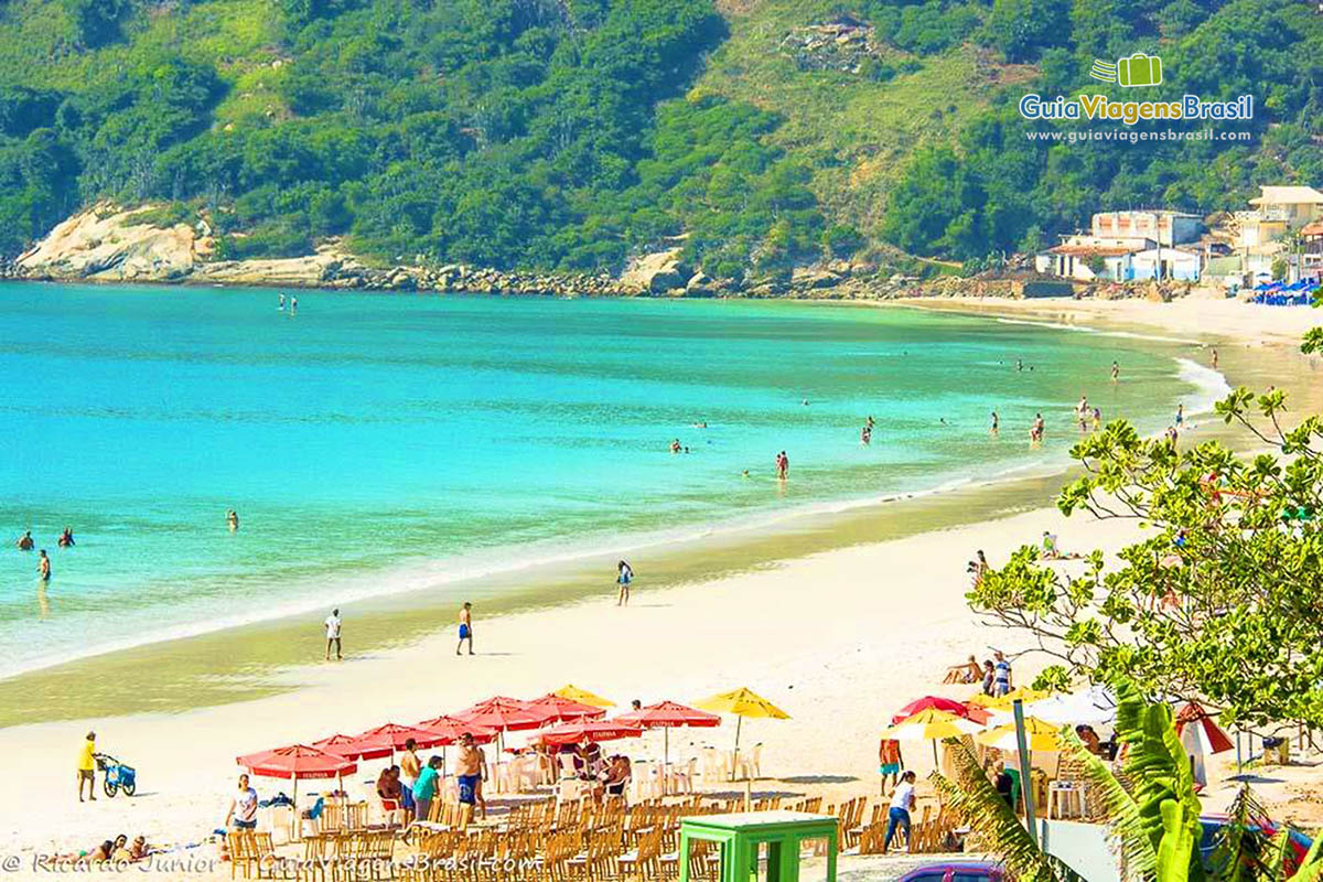 Imagem da orla da praia em Arraial do Cabo.