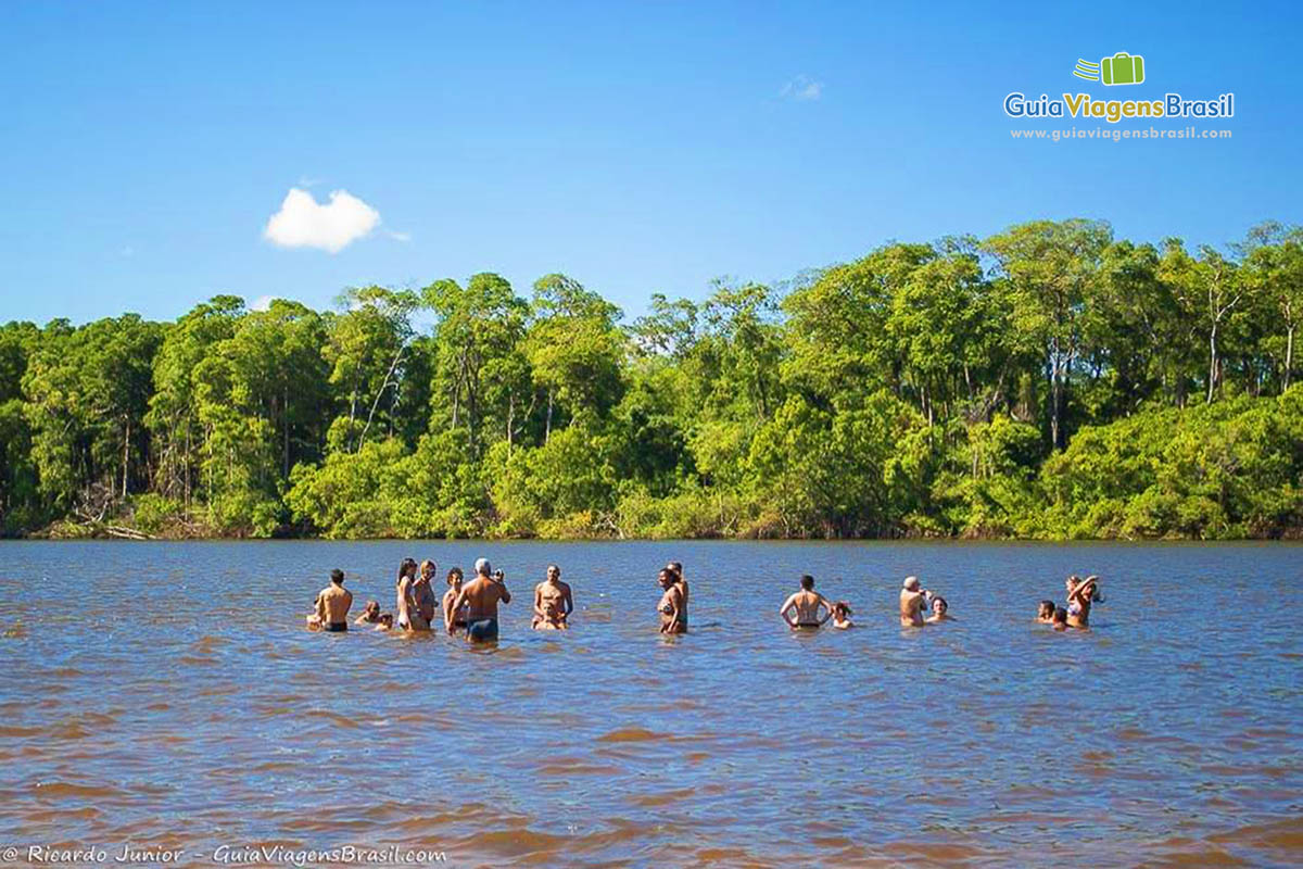 Turistas nadando no rio preguicas nos Lençóis Maranhenses