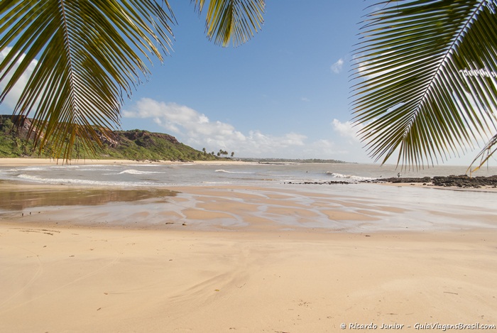 A praia de Coqueirinho costuma ficar tranquila durante a semana. - Photograph by Ricardo Junior / www.ricardojuniorfotografias.com.br
