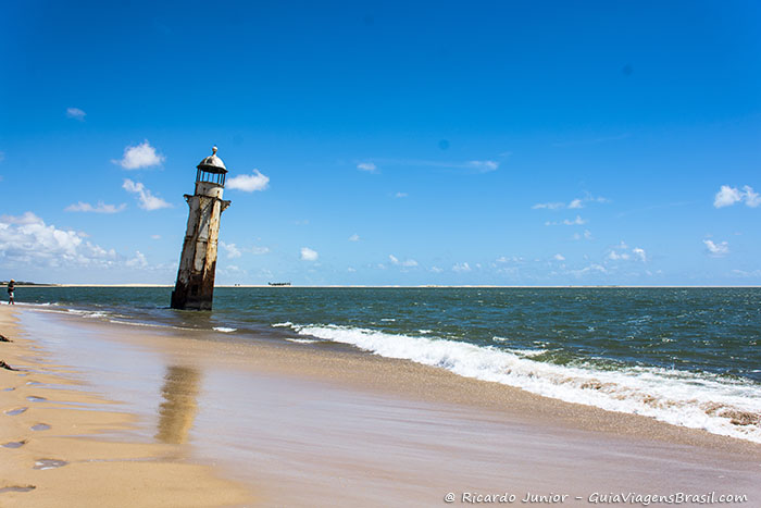 Foto do farol abandonado que fica no Delta do São Francisco, é possível visitá-lo com a maré baixa. - Photograph by Ricardo Junior / www.ricardojuniorfotografias.com.br