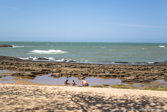 As Castanheiras sombreiam todo o calçadão e dão nome a praia que tem belas piscinas naturais no trecho central. - Photograph by Ricardo Junior / www.ricardojuniorfotografias.com.br