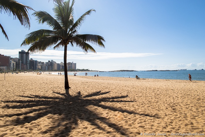Preferida pelos moradores e turistas, a praia do Costa tem largo calçadão cheio de coqueiros. - Photograph by Ricardo Junior / www.ricardojuniorfotografias.com.br