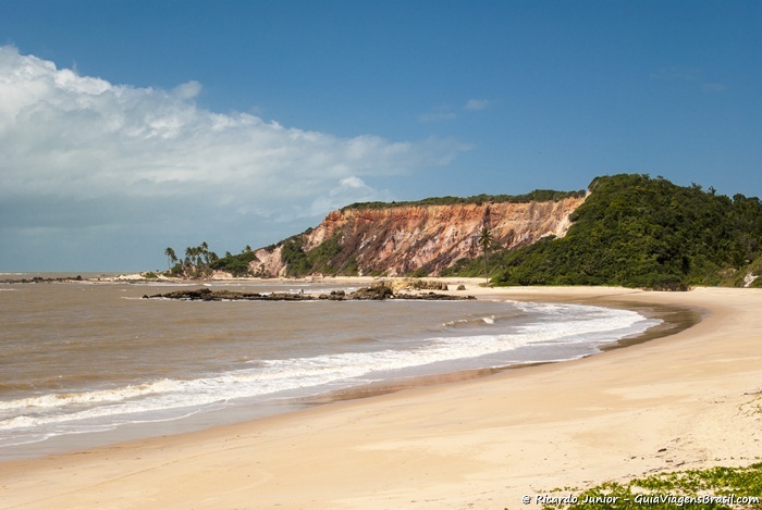 A Praia Tabatinga oferece pouca estrutura e uma bela paisagem com falésias, coqueiros, águas mornas e recifes. - Photograph by Ricardo Junior / www.ricardojuniorfotografias.com.br