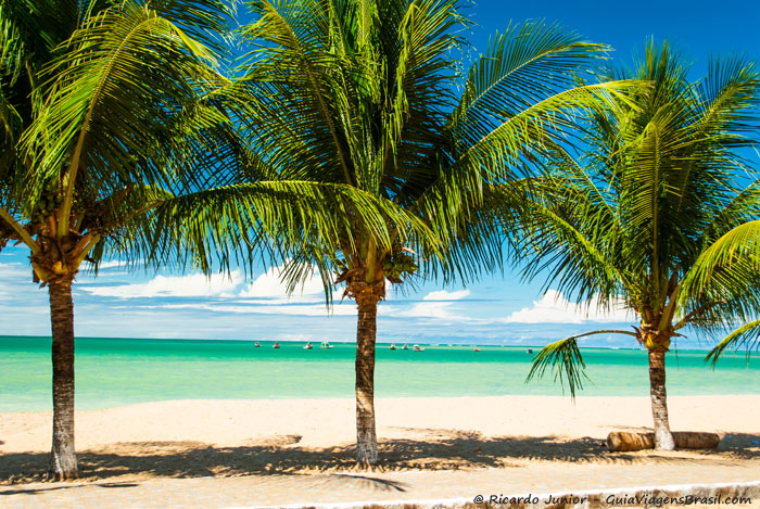 Japaratinga é a primeira praia da Rota Ecológica (vindo por Maragogi) e ,por ficar próxima a vila, é uma das mais movimentadas. Assim como a maioria das praias da Rota o mar é verde-água e na maré baixa é possível andar 500 metros mar adentro. - Photograph by Ricardo Junior / www.ricardojuniorfotografias.com.br