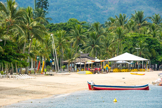 Praia do Perequê, com quiosques a beira mar, em Ilhabela. Photograph by Ricardo Junior / www.ricardojuniorfotografias.com.br