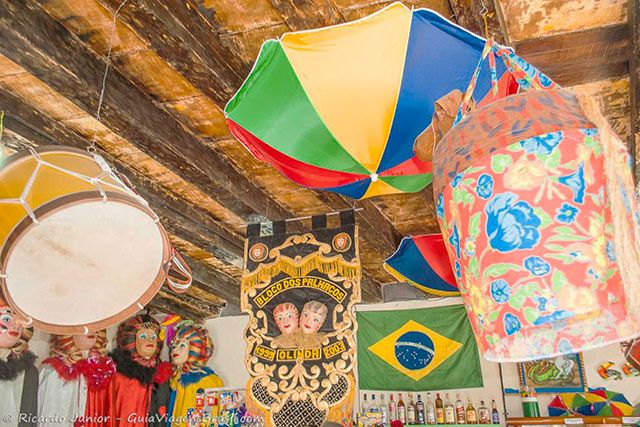 Bonecos e instrumentos utilizados no Carnaval de Olinda. Photograph by Ricardo Junior / www.ricardojuniorfotografias.com.br
