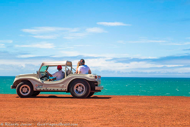 Passeio de bugue, imperdível pelas praias de Pipa, Rio Grande do Norte. Photograph by Ricardo Junior / www.ricardojuniorfotografias.com.br