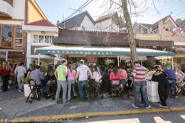 Famoso restaurante Pastelão do Maluf, na Vila Capivari, Campos do Jordão, São Paulo. Photograph by Ricardo Junior / www.ricardojuniorfotografias.com.br