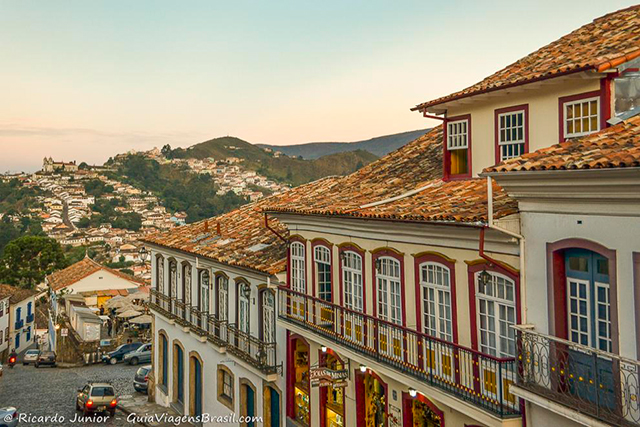 Centro histórico de Ouro Preto com arquitetura colonial preservada. Patrimônio Histórico da Humanidade. - Photograph by Ricardo Junior / www.ricardojuniorfotografias.com.br