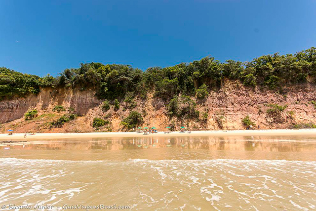 Praia do Curral que forma a Baía dos Golfinhos, em Pipa, Rio Grande do Norte. Photograph by Ricardo Junior / www.ricardojuniorfotografias.com.br