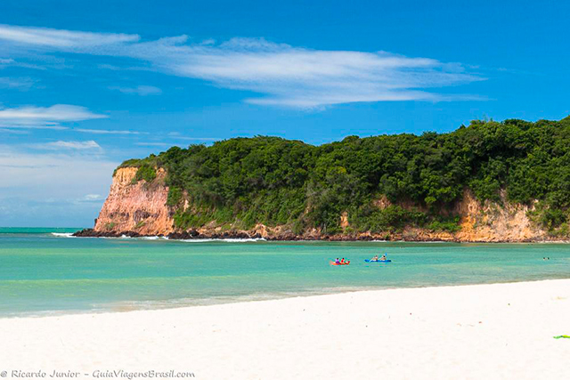 A bela e tranquila Praia do Madeiro, em Pipa, Rio Grande do Norte. Photograph by Ricardo Junior / www.ricardojuniorfotografias.com.br