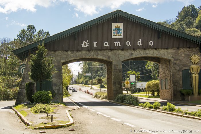 Pórtico de Gramado, no Rio Grande do Sul. - Photograph by Ricardo Junior / www.ricardojuniorfotografias.com.br