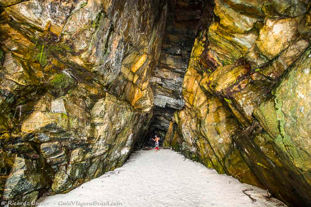 A misteriosa Gruta das Encantadas, na Ilha do Mel, Paraná. Photograph by Ricardo Junior / www.ricardojuniorfotografias.com.br