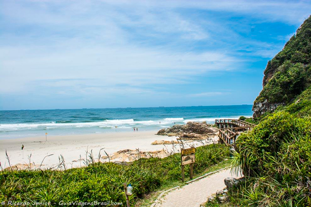 Local da chegada dos barcos na travessia, na Praia das Encantadas, na Ilha do Mel, no Paraná. Photograph by Ricardo Junior / www.ricardojuniorfotografias.com.br