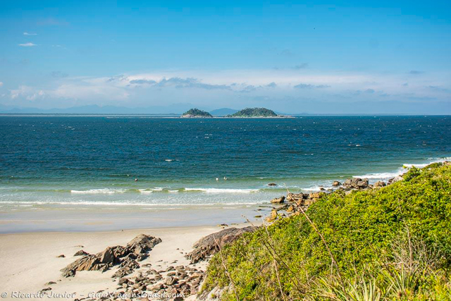 Praia do Farol, na Ilha do Mel, no Paraná. Photograph by Ricardo Junior / www.ricardojuniorfotografias.com.br