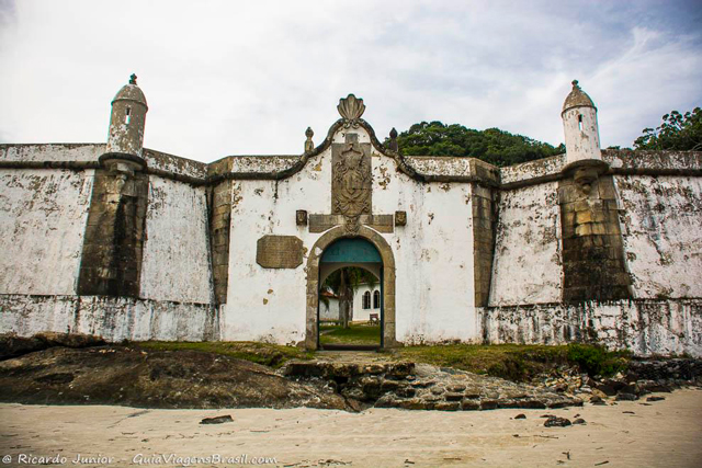 Fortaleza Nossa Senhora dos Prazeres, em Ilha do Mel, Paraná. Photograph by Ricardo Junior / www.ricardojuniorfotografias.com.br