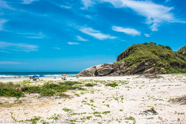 Praia Mar de Fora das Encantadas, na Ilha do Mel, no Paraná. Photograph by Ricardo Junior / www.ricardojuniorfotografias.com.br