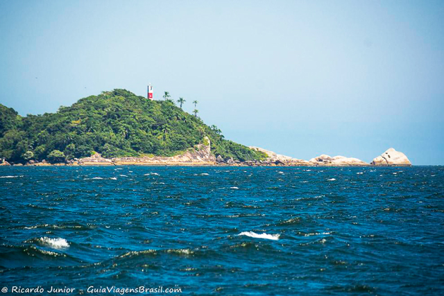 Farol visto da travessia para Ilha do Mel, no Paraná. Photograph by Ricardo Junior / www.ricardojuniorfotografias.com.br