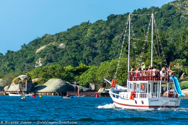 Passeio de barco pela Lagoa da Conceição, em Florianópolis. Outros ângulos para apreciar as belezas naturais. Photograph by Ricardo Junior / www.ricardojuniorfotografias.com.br