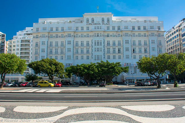 Na orla em frente ao Copacabana Palace Hotel é onde se localiza o palco do Réveillon e reúne milhares de pessoas. Photograph by Ricardo Junior / www.ricardojuniorfotografias.com.br