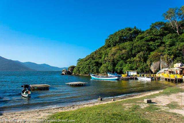 As margens da parte menos badalada da Lagoa da Conceição, em Florianópolis. Photograph by Ricardo Junior / www.ricardojuniorfotografias.com.br