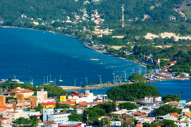 Vista do alto a Lagoa da Conceição, centro geográfico de Florianópolis. Photograph by Ricardo Junior / www.ricardojuniorfotografias.com.br