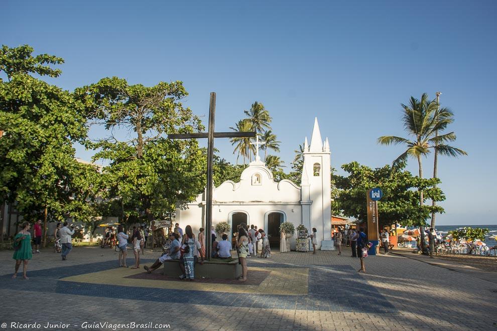 Igreja de São Francisco de Assis, em frente a Praia do Porto, na Praia do Forte, Bahia. Photograph by Ricardo Junior / www.ricardojuniorfotografias.com.br