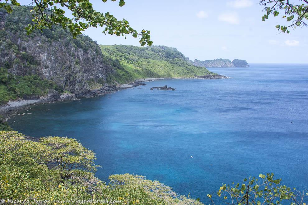 Mirante da Baía dos Golfinhos, em Fernando de Noronha. Photograph by Ricardo Junior / www.ricardojuniorfotografias.com.br