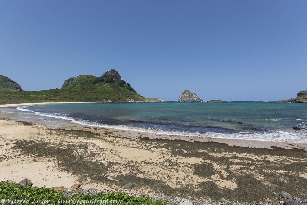 Praia Baía do Sueste, onde snorkel e colete são obrigatórios para observação, em Fernando de Noronha. Photograph by Ricardo Junior / www.ricardojuniorfotografias.com.br