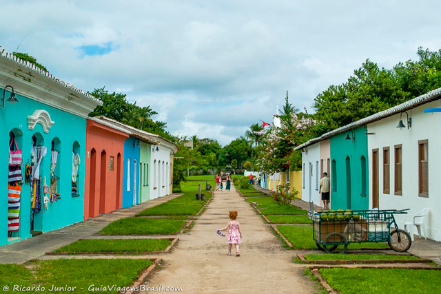 As casinhas coloridas do centro ajudam a colorir ainda mais o Carnaval de Porto Seguro, na Bahia. Photograph by Ricardo Junior / www.ricardojuniorfotografias.com.br