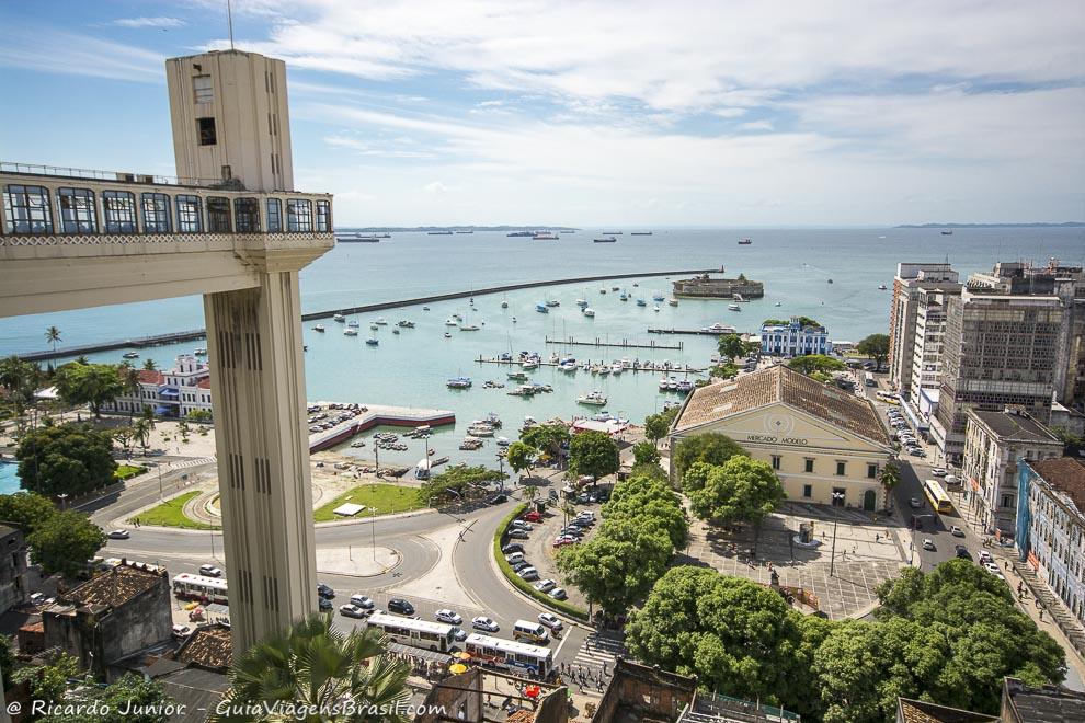 Vista do Elevador Lacerda que leva a Cidade Baixa, com o Mercado Modelo abaixo e a Baía de Todos os Santos ao Fundo. Photograph by Ricardo Junior / www.ricardojuniorfotografias.com.br