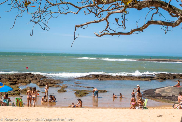 Praia de Castanheiras, uma das mais movimentadas de Guarapari, no Espírito Santo. Photograph by Ricardo Junior / www.ricardojuniorfotografias.com.br