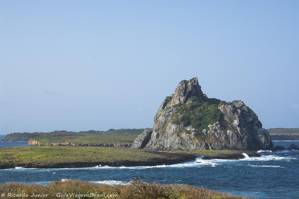 Vista das demais ilhas do arquipélago, na Ponta do Air France, em Fernando de Noronha. Photograph by Ricardo Junior / www.ricardojuniorfotografias.com.br