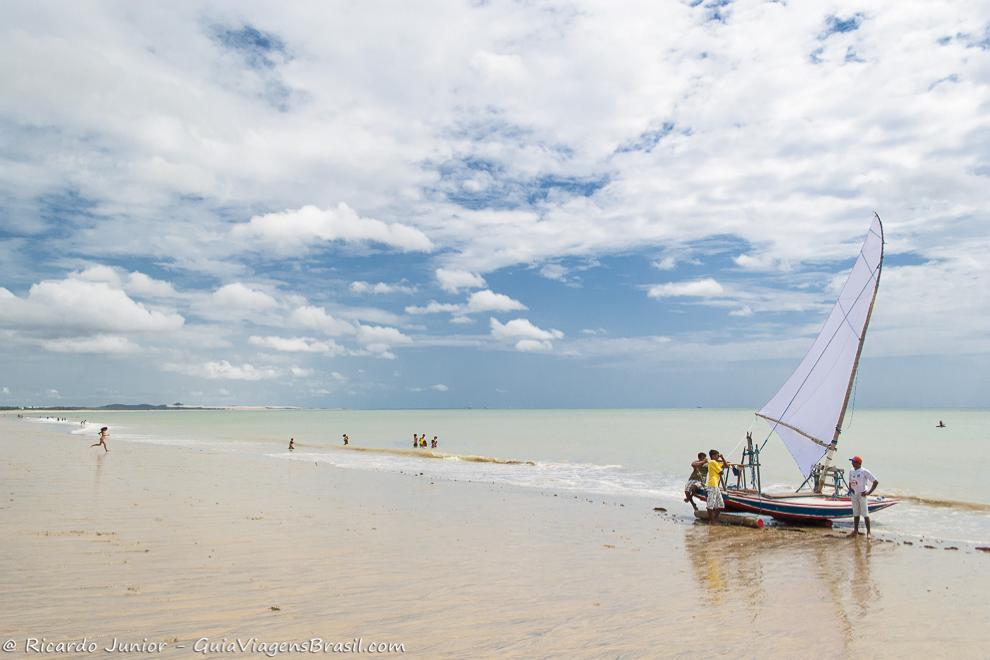 Jangada na Praia Cumbuco, em Caucaia, no Ceará. Photograph by Ricardo Junior / www.ricardojuniorfotografias.com.br