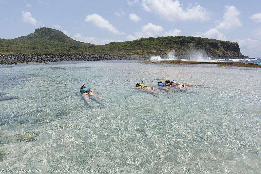 Flutuação na Praia do Atalaia, em Fernando de Noronha. Photograph by Ricardo Junior / www.ricardojuniorfotografias.com.br