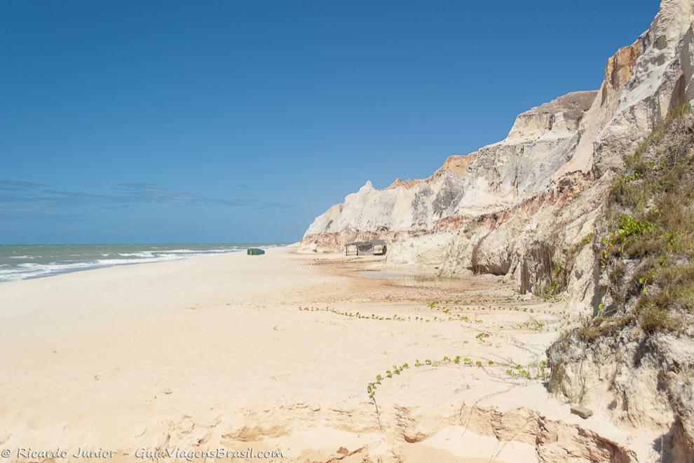 Falésias emoldurando a Praia de Morro Branco, em Beberibe, Ceará. Photograph by Ricardo Junior / www.ricardojuniorfotografias.com.br