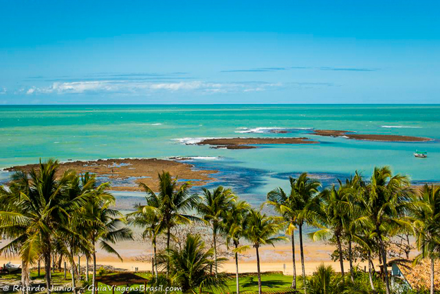 Vista da Praia do Espelho a partir da falésia, em Curuípe, na Bahia. Photograph by Ricardo Junior / www.ricardojuniorfotografias.com.br