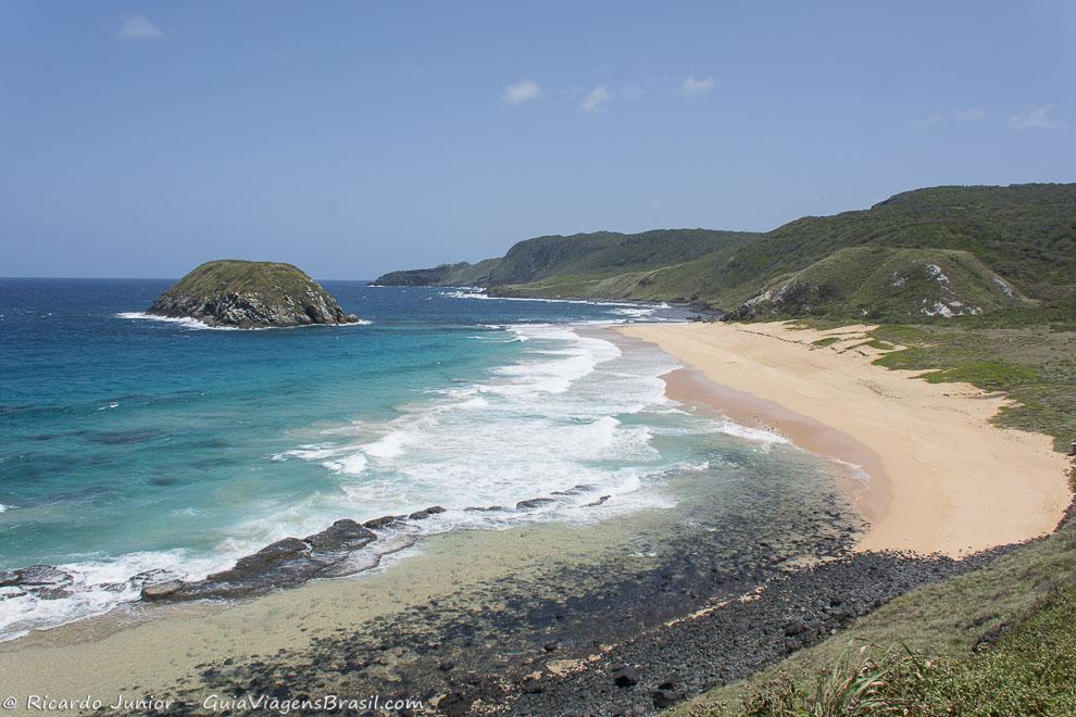 Banhos na costa do mar de fora só na Praia do Leão, em Fernando de Noronha. Photograph by Ricardo Junior / www.ricardojuniorfotografias.com.br